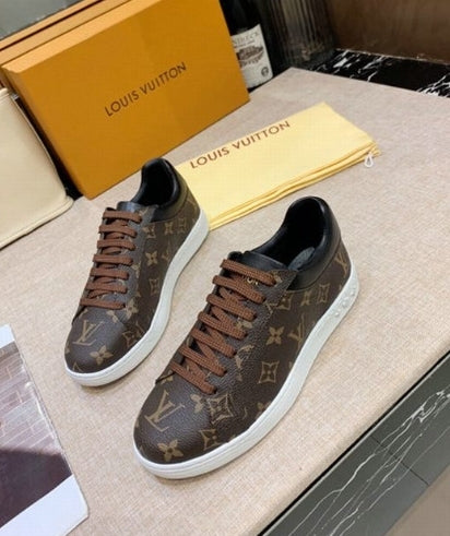 Les sneakers Louis Vuitton Low Femme représentent l’équilibre parfait entre l’élégance emblématique et l’innovation stylistique.