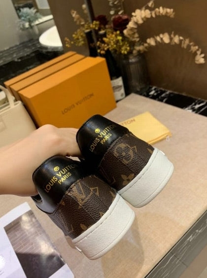 Les sneakers Louis Vuitton Low Femme représentent l’équilibre parfait entre l’élégance emblématique et l’innovation stylistique.