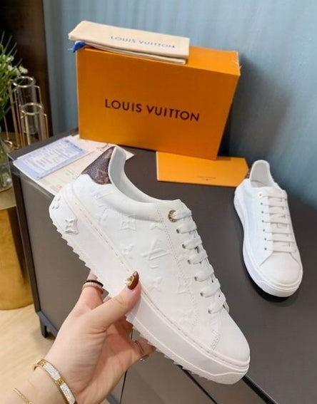 Les sneakers Louis Vuitton Low Femme représentent l’équilibre parfait entre l’élégance emblématique et l’innovation stylistique.