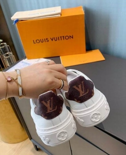 Les sneakers Louis Vuitton Low Femme représentent l’équilibre parfait entre l’élégance emblématique et l’innovation stylistique.