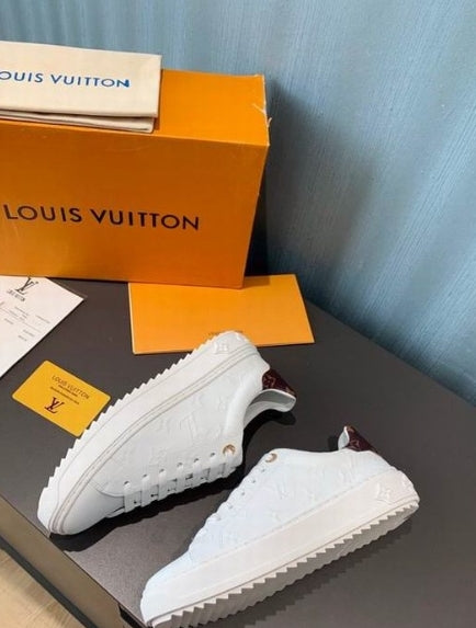 Les sneakers Louis Vuitton Low Femme représentent l’équilibre parfait entre l’élégance emblématique et l’innovation stylistique.