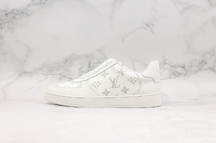 Les sneakers Louis Vuitton Low Femme représentent l’équilibre parfait entre l’élégance emblématique et l’innovation stylistique.