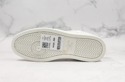 Les sneakers Louis Vuitton Low Femme représentent l’équilibre parfait entre l’élégance emblématique et l’innovation stylistique.
