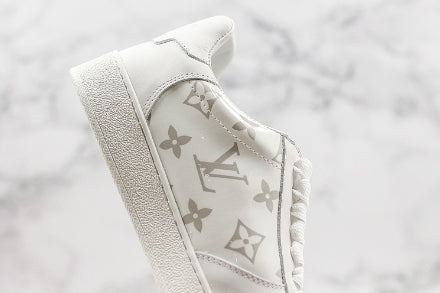 Les sneakers Louis Vuitton Low Femme représentent l’équilibre parfait entre l’élégance emblématique et l’innovation stylistique.