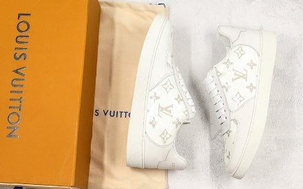 Les sneakers Louis Vuitton Low Femme représentent l’équilibre parfait entre l’élégance emblématique et l’innovation stylistique.