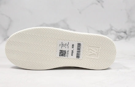Les sneakers Louis Vuitton Low Femme représentent l’équilibre parfait entre l’élégance emblématique et l’innovation stylistique.