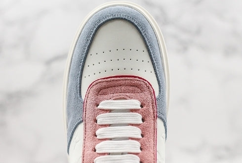 Les sneakers Louis Vuitton Low Femme représentent l’équilibre parfait entre l’élégance emblématique et l’innovation stylistique.
