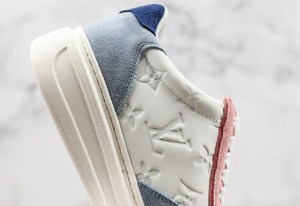 Les sneakers Louis Vuitton Low Femme représentent l’équilibre parfait entre l’élégance emblématique et l’innovation stylistique.