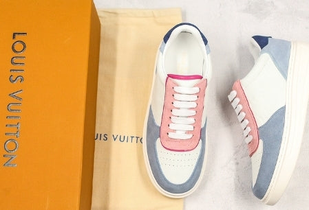 Les sneakers Louis Vuitton Low Femme représentent l’équilibre parfait entre l’élégance emblématique et l’innovation stylistique.