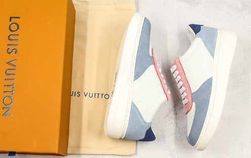 Les sneakers Louis Vuitton Low Femme représentent l’équilibre parfait entre l’élégance emblématique et l’innovation stylistique.