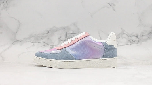 Les sneakers Louis Vuitton Low Femme représentent l’équilibre parfait entre l’élégance emblématique et l’innovation stylistique.