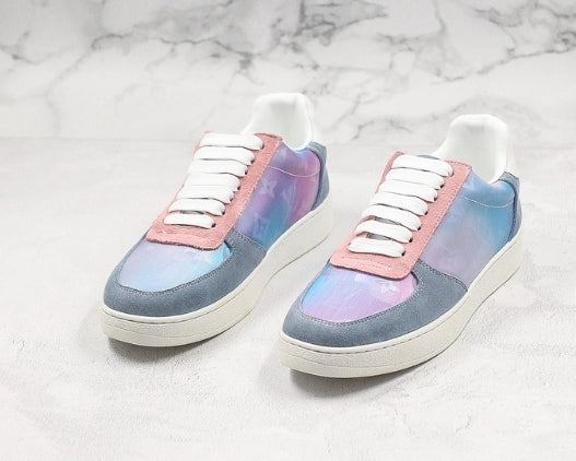 Les sneakers Louis Vuitton Low Femme représentent l’équilibre parfait entre l’élégance emblématique et l’innovation stylistique.