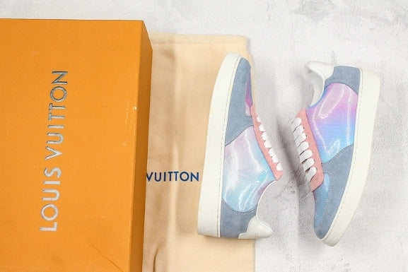 Les sneakers Louis Vuitton Low Femme représentent l’équilibre parfait entre l’élégance emblématique et l’innovation stylistique.