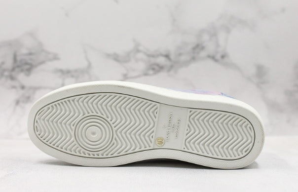 Les sneakers Louis Vuitton Low Femme représentent l’équilibre parfait entre l’élégance emblématique et l’innovation stylistique.