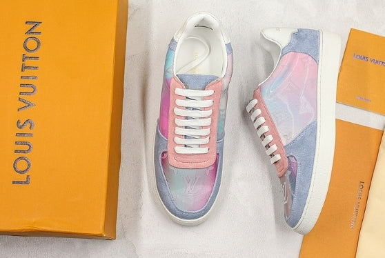 Les sneakers Louis Vuitton Low Femme représentent l’équilibre parfait entre l’élégance emblématique et l’innovation stylistique.