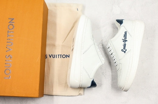 Les sneakers Louis Vuitton Low Femme représentent l’équilibre parfait entre l’élégance emblématique et l’innovation stylistique.
