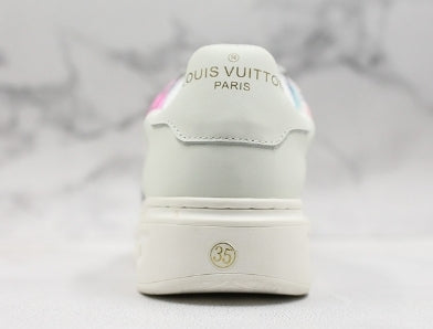 Les sneakers Louis Vuitton Low Femme représentent l’équilibre parfait entre l’élégance emblématique et l’innovation stylistique.