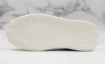 Les sneakers Louis Vuitton Low Femme représentent l’équilibre parfait entre l’élégance emblématique et l’innovation stylistique.