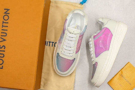 Les sneakers Louis Vuitton Low Femme représentent l’équilibre parfait entre l’élégance emblématique et l’innovation stylistique.