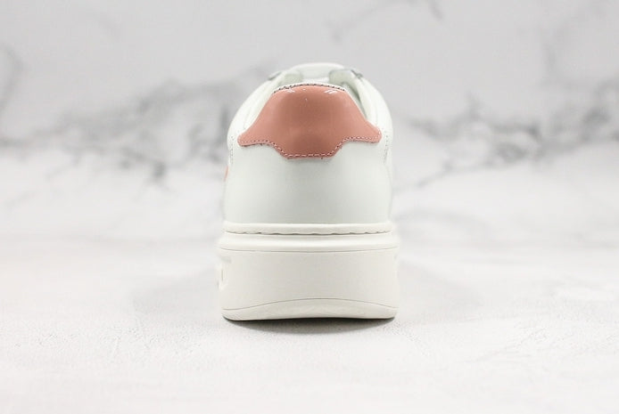 Les sneakers Louis Vuitton Low Femme représentent l’équilibre parfait entre l’élégance emblématique et l’innovation stylistique.