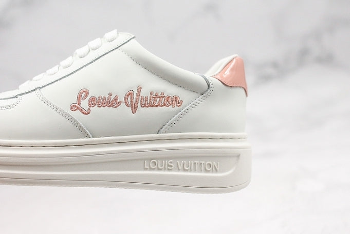 Les sneakers Louis Vuitton Low Femme représentent l’équilibre parfait entre l’élégance emblématique et l’innovation stylistique.