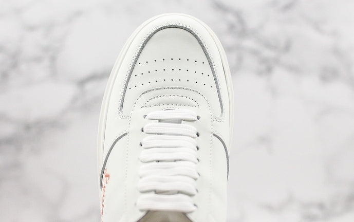 Les sneakers Louis Vuitton Low Femme représentent l’équilibre parfait entre l’élégance emblématique et l’innovation stylistique.