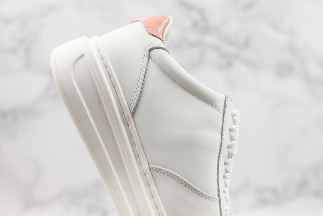 Les sneakers Louis Vuitton Low Femme représentent l’équilibre parfait entre l’élégance emblématique et l’innovation stylistique.