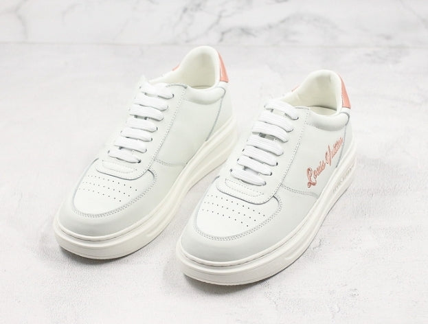 Les sneakers Louis Vuitton Low Femme représentent l’équilibre parfait entre l’élégance emblématique et l’innovation stylistique.
