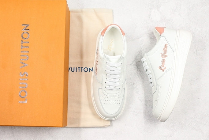 Les sneakers Louis Vuitton Low Femme représentent l’équilibre parfait entre l’élégance emblématique et l’innovation stylistique.