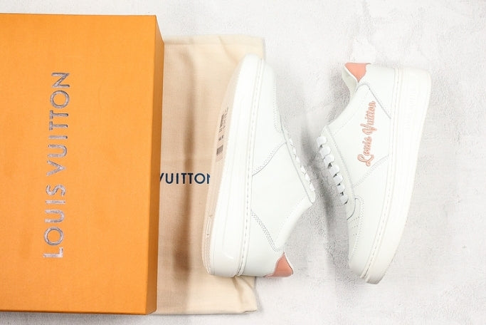 Les sneakers Louis Vuitton Low Femme représentent l’équilibre parfait entre l’élégance emblématique et l’innovation stylistique.