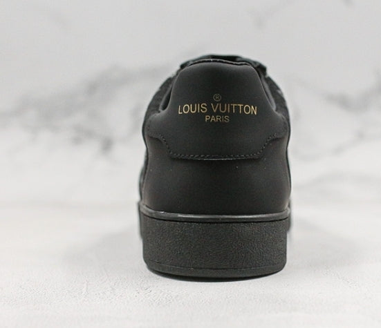 Les sneakers Louis Vuitton Low Femme représentent l’équilibre parfait entre l’élégance emblématique et l’innovation stylistique.
