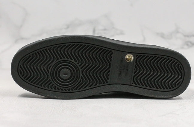 Les sneakers Louis Vuitton Low Femme représentent l’équilibre parfait entre l’élégance emblématique et l’innovation stylistique.