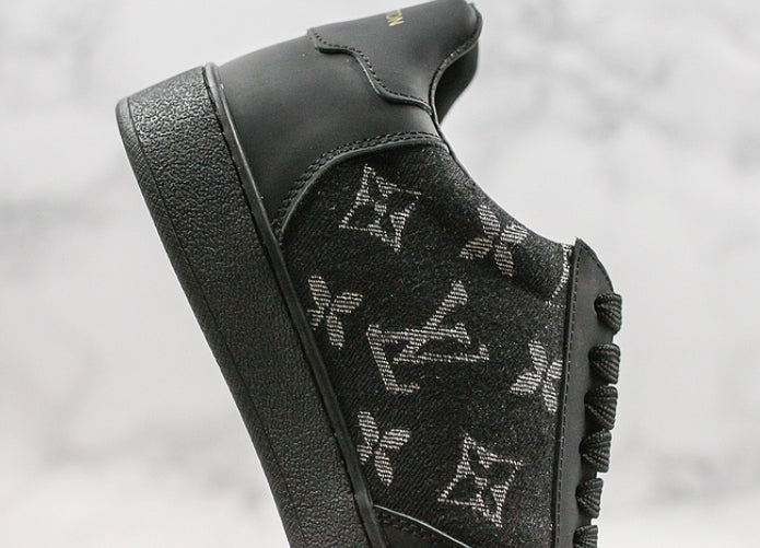 Les sneakers Louis Vuitton Low Femme représentent l’équilibre parfait entre l’élégance emblématique et l’innovation stylistique.