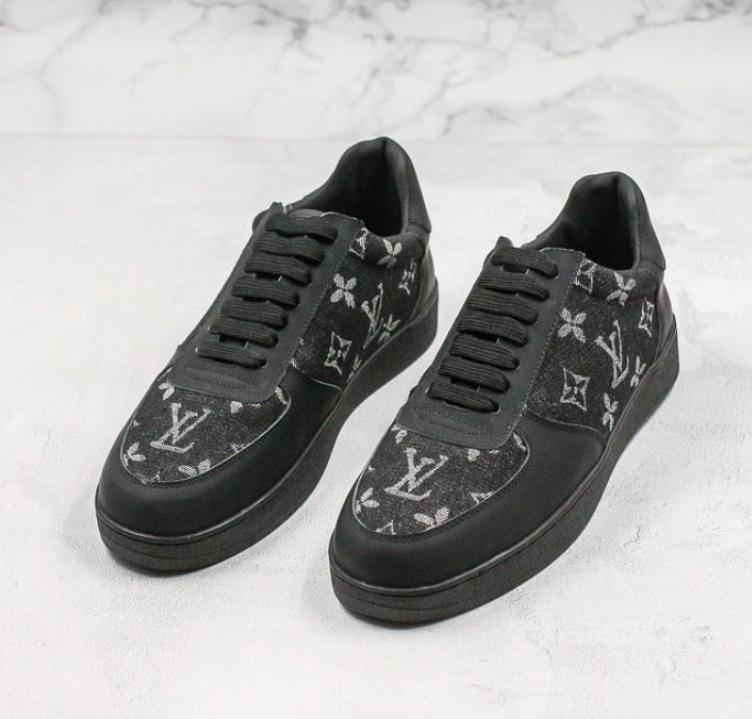 Les sneakers Louis Vuitton Low Femme représentent l’équilibre parfait entre l’élégance emblématique et l’innovation stylistique.