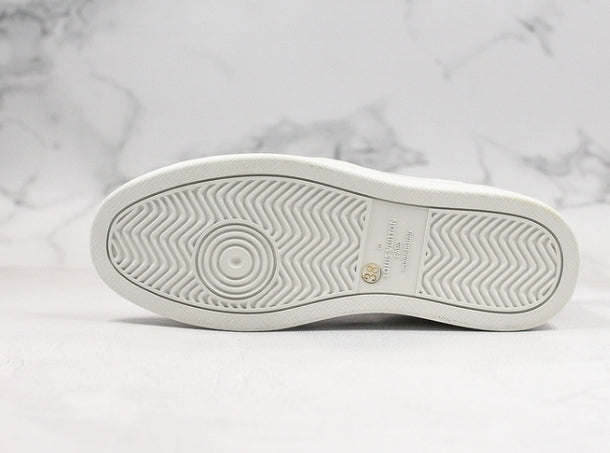 Les sneakers Louis Vuitton Low Femme représentent l’équilibre parfait entre l’élégance emblématique et l’innovation stylistique.