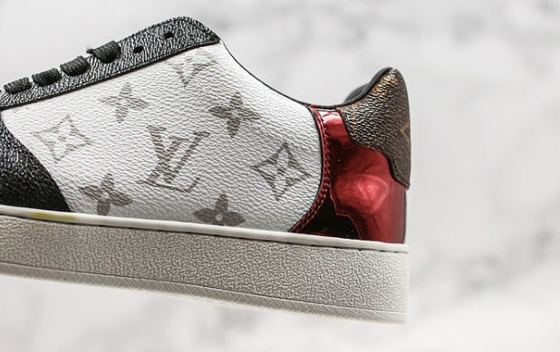 Les sneakers Louis Vuitton Low Femme représentent l’équilibre parfait entre l’élégance emblématique et l’innovation stylistique.