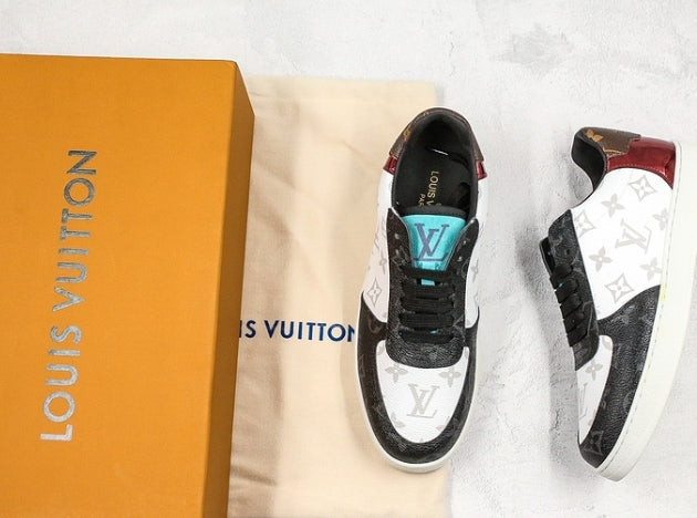 Les sneakers Louis Vuitton Low Femme représentent l’équilibre parfait entre l’élégance emblématique et l’innovation stylistique.