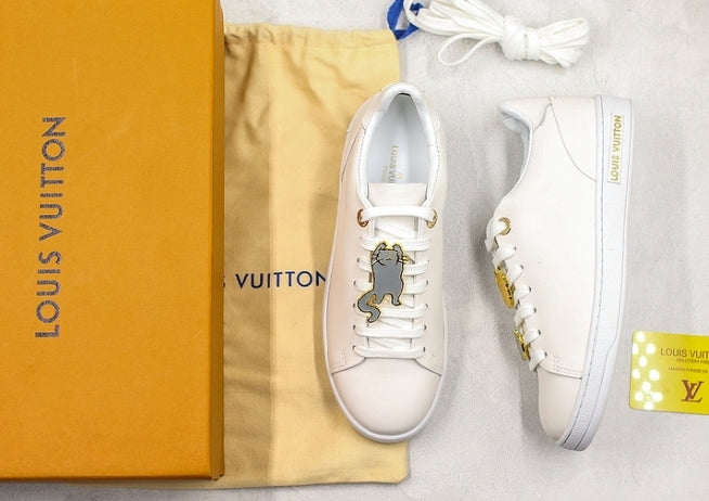 Les sneakers Louis Vuitton Low Femme représentent l’équilibre parfait entre l’élégance emblématique et l’innovation stylistique.