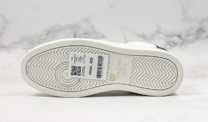 Les sneakers Louis Vuitton Low Femme représentent l’équilibre parfait entre l’élégance emblématique et l’innovation stylistique.