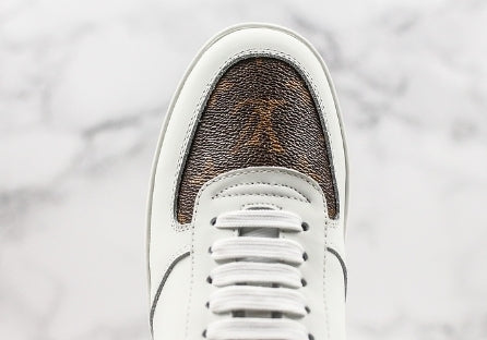 Les sneakers Louis Vuitton Low Femme représentent l’équilibre parfait entre l’élégance emblématique et l’innovation stylistique.