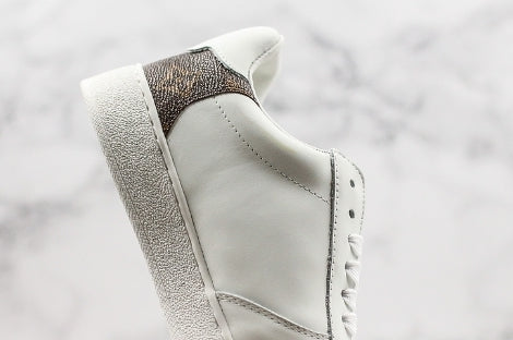 Les sneakers Louis Vuitton Low Femme représentent l’équilibre parfait entre l’élégance emblématique et l’innovation stylistique.