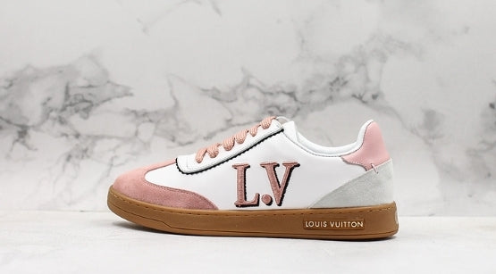 Les sneakers Louis Vuitton Low Femme représentent l’équilibre parfait entre l’élégance emblématique et l’innovation stylistique.