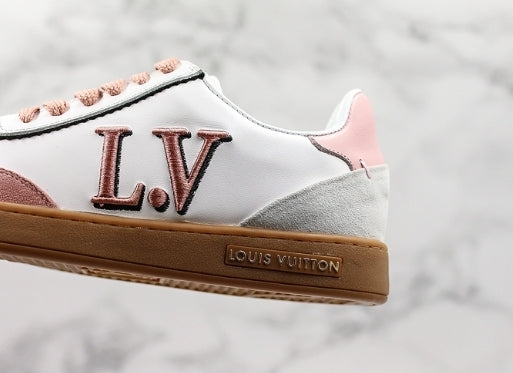 Les sneakers Louis Vuitton Low Femme représentent l’équilibre parfait entre l’élégance emblématique et l’innovation stylistique.