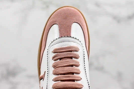Les sneakers Louis Vuitton Low Femme représentent l’équilibre parfait entre l’élégance emblématique et l’innovation stylistique.