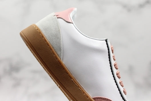 Les sneakers Louis Vuitton Low Femme représentent l’équilibre parfait entre l’élégance emblématique et l’innovation stylistique.