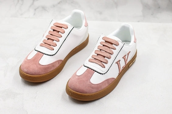 Les sneakers Louis Vuitton Low Femme représentent l’équilibre parfait entre l’élégance emblématique et l’innovation stylistique.