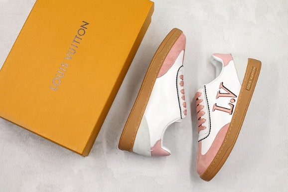 Les sneakers Louis Vuitton Low Femme représentent l’équilibre parfait entre l’élégance emblématique et l’innovation stylistique.