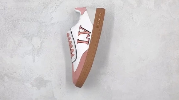 Les sneakers Louis Vuitton Low Femme représentent l’équilibre parfait entre l’élégance emblématique et l’innovation stylistique.