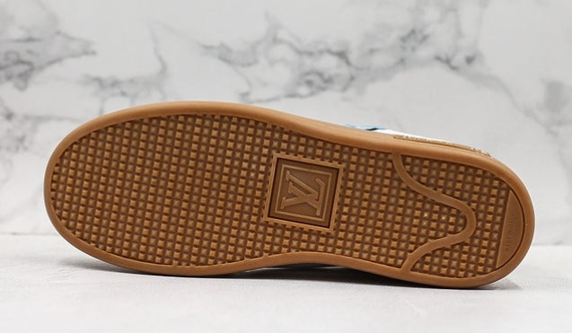 Les sneakers Louis Vuitton Low Femme représentent l’équilibre parfait entre l’élégance emblématique et l’innovation stylistique.