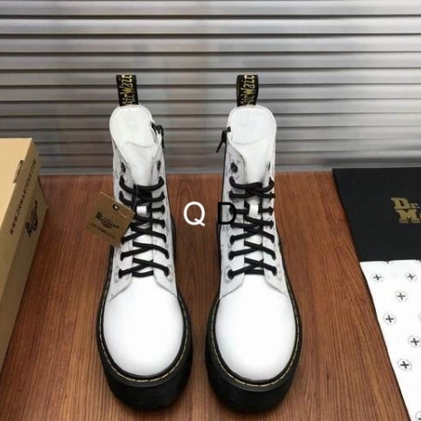 Les sneakers Louis Vuitton Femme représentent l’équilibre parfait entre l’élégance emblématique et l’innovation stylistique.